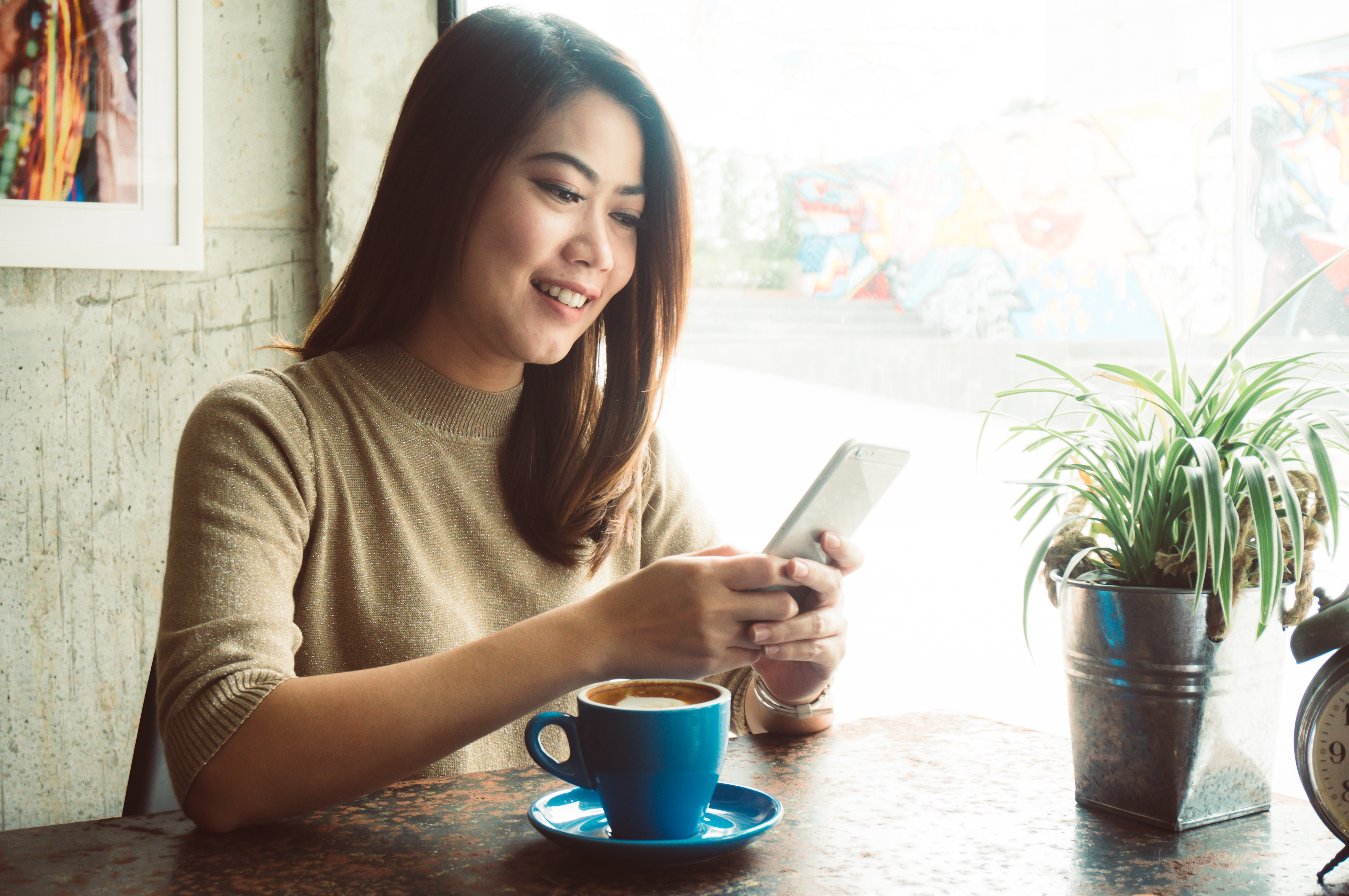 WOMAN SMILING AT PHONE